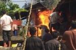 Phóng hỏa đốt cảnh sát, 5 người trong gia đình lãnh án-4