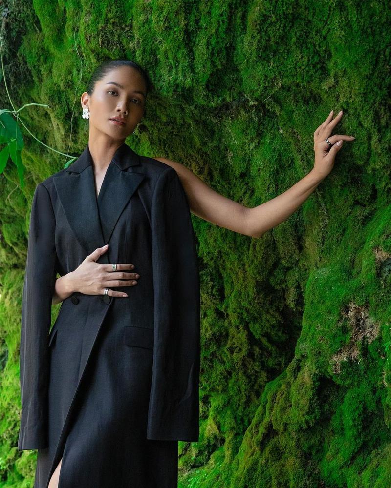 H’hen Niê mặc áo kiểu độc lạ, Min xăm kín người-1