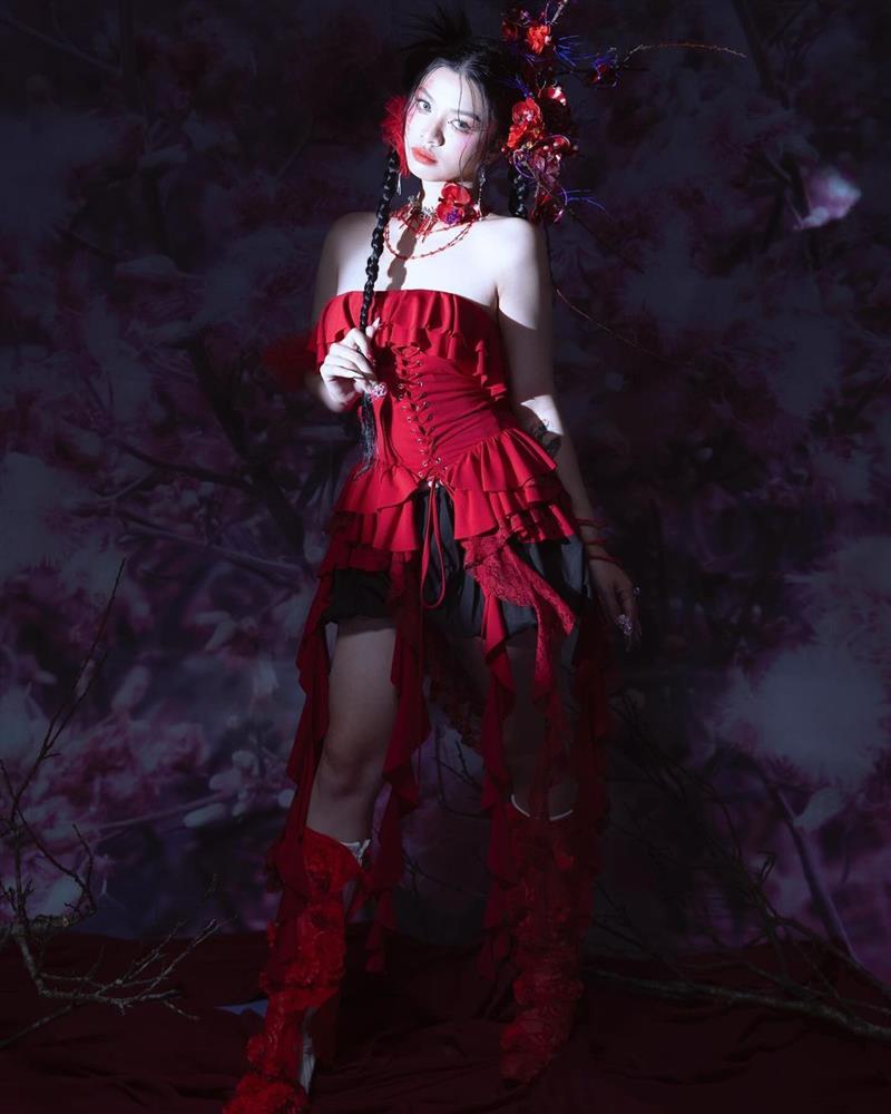 H’hen Niê mặc áo kiểu độc lạ, Min xăm kín người-4