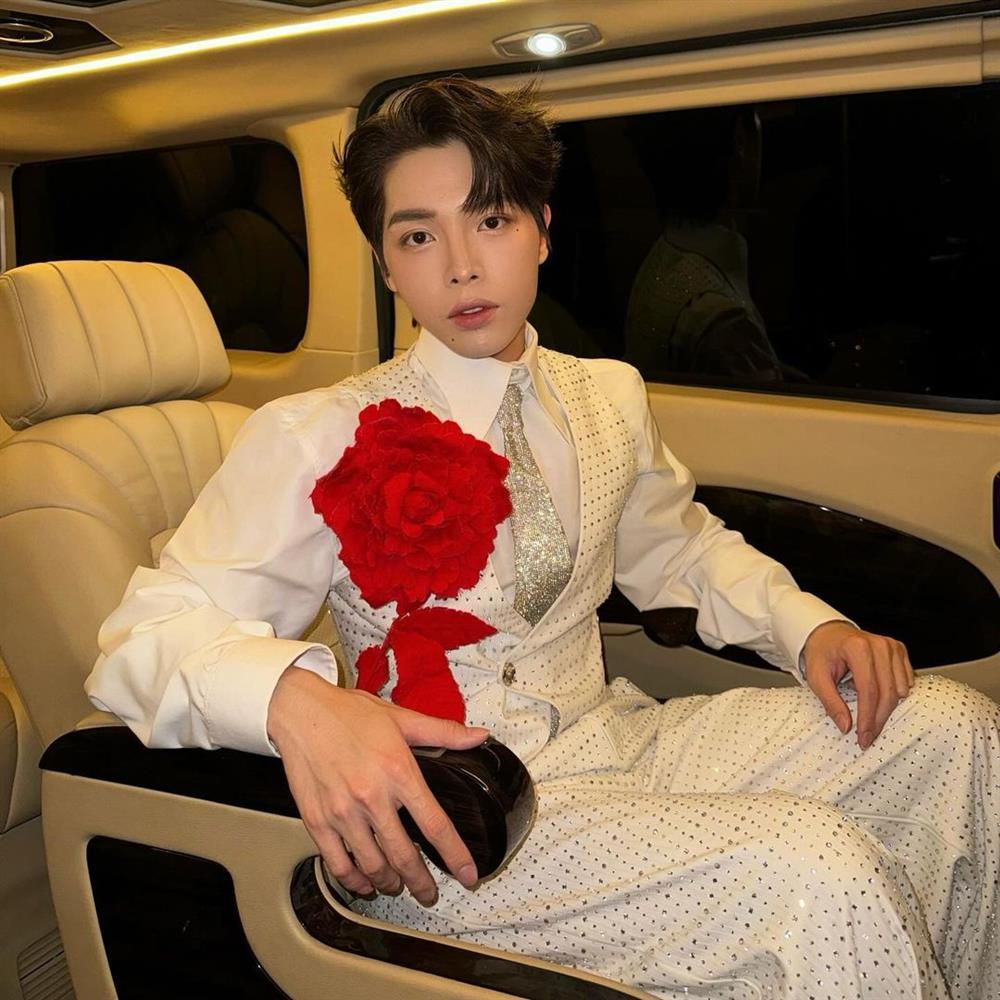 H’hen Niê mặc áo kiểu độc lạ, Min xăm kín người-6