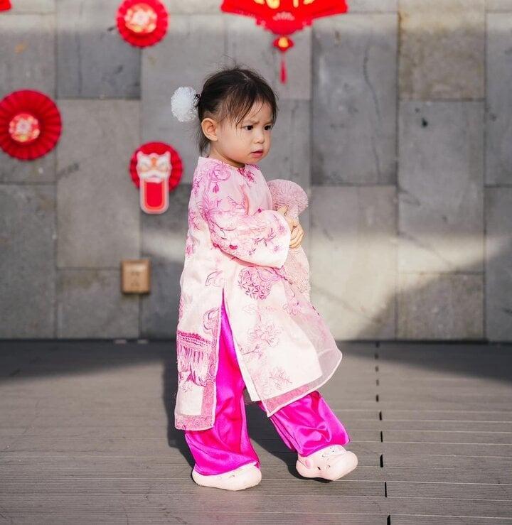 Bé Pam hot nhất mạng xã hội dịp Tết, mỗi ngày một bộ áo dài-1