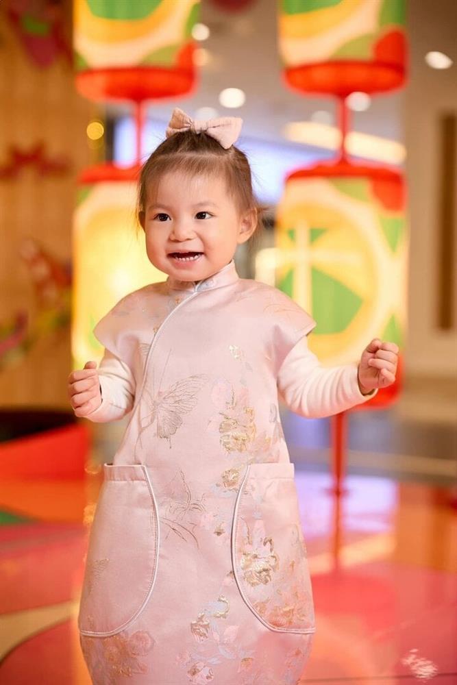 Bé Pam hot nhất mạng xã hội dịp Tết, mỗi ngày một bộ áo dài-2