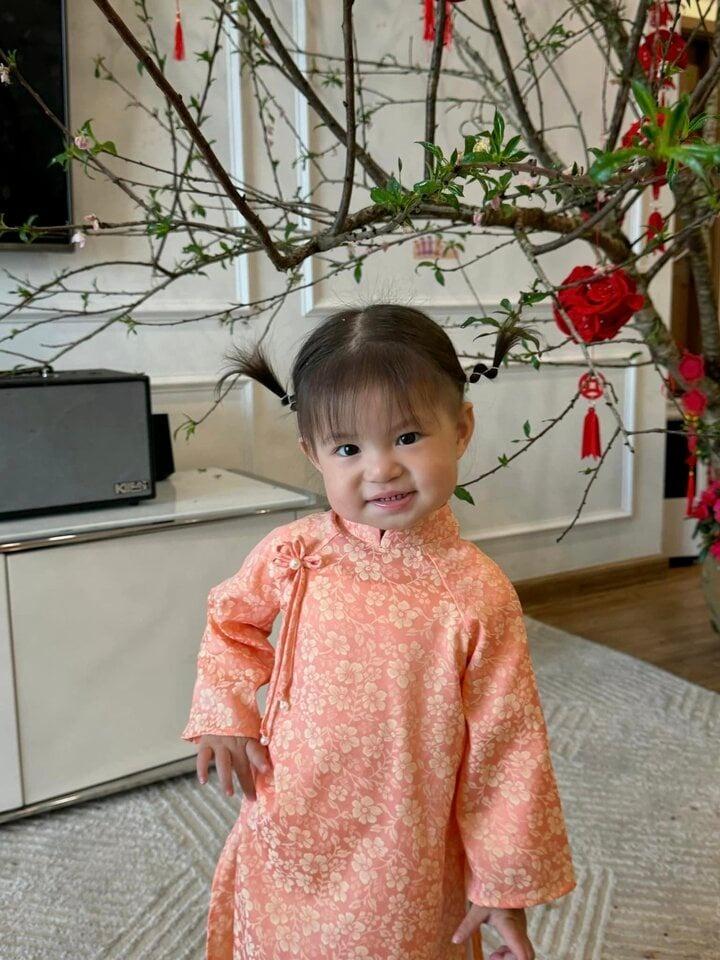 Bé Pam hot nhất mạng xã hội dịp Tết, mỗi ngày một bộ áo dài-11