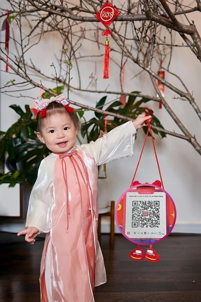 Bé Pam hot nhất mạng xã hội dịp Tết, mỗi ngày một bộ áo dài-4