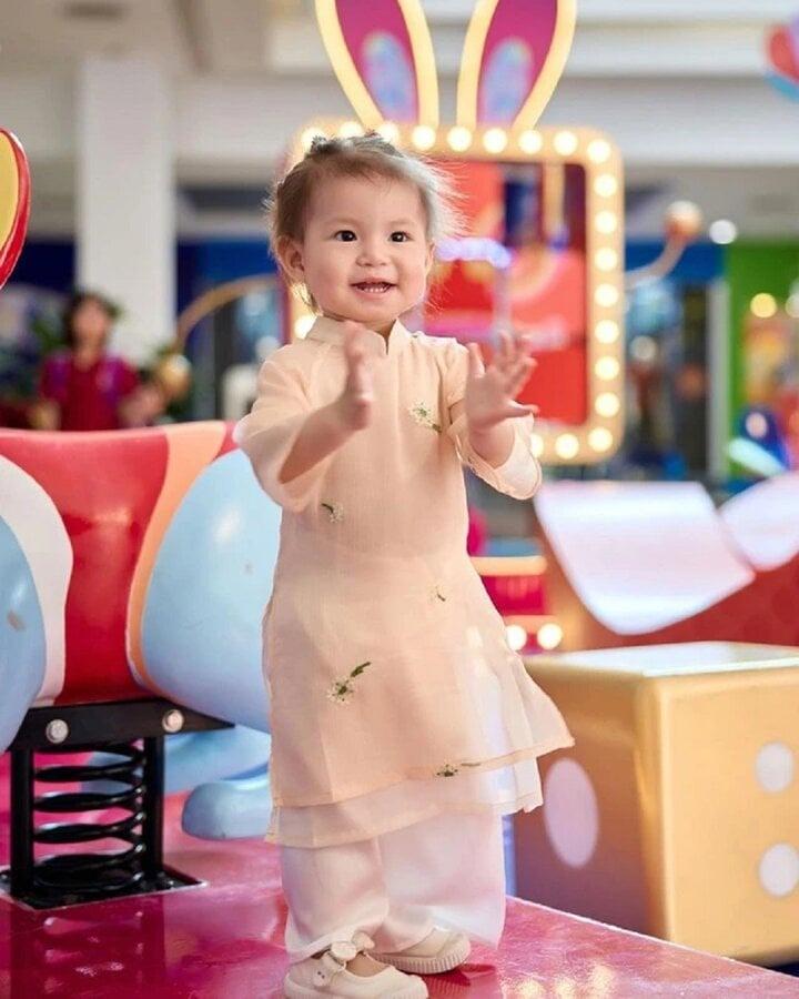 Bé Pam hot nhất mạng xã hội dịp Tết, mỗi ngày một bộ áo dài-5