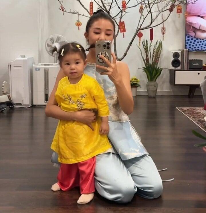 Bé Pam hot nhất mạng xã hội dịp Tết, mỗi ngày một bộ áo dài-6