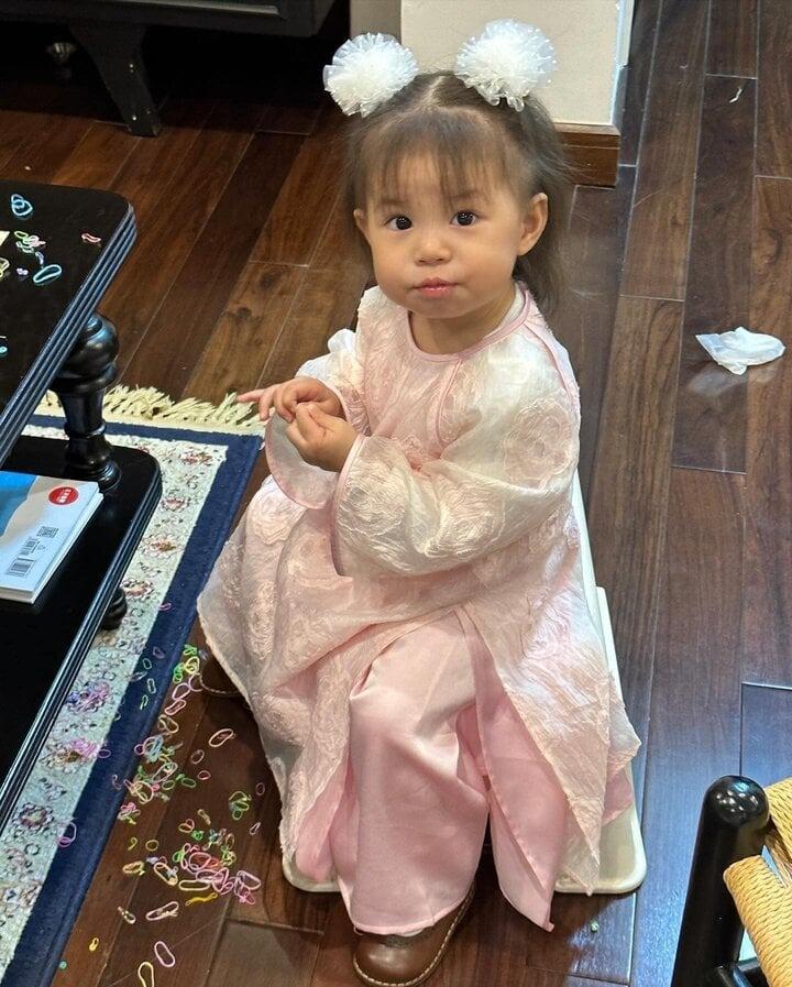 Bé Pam hot nhất mạng xã hội dịp Tết, mỗi ngày một bộ áo dài-7