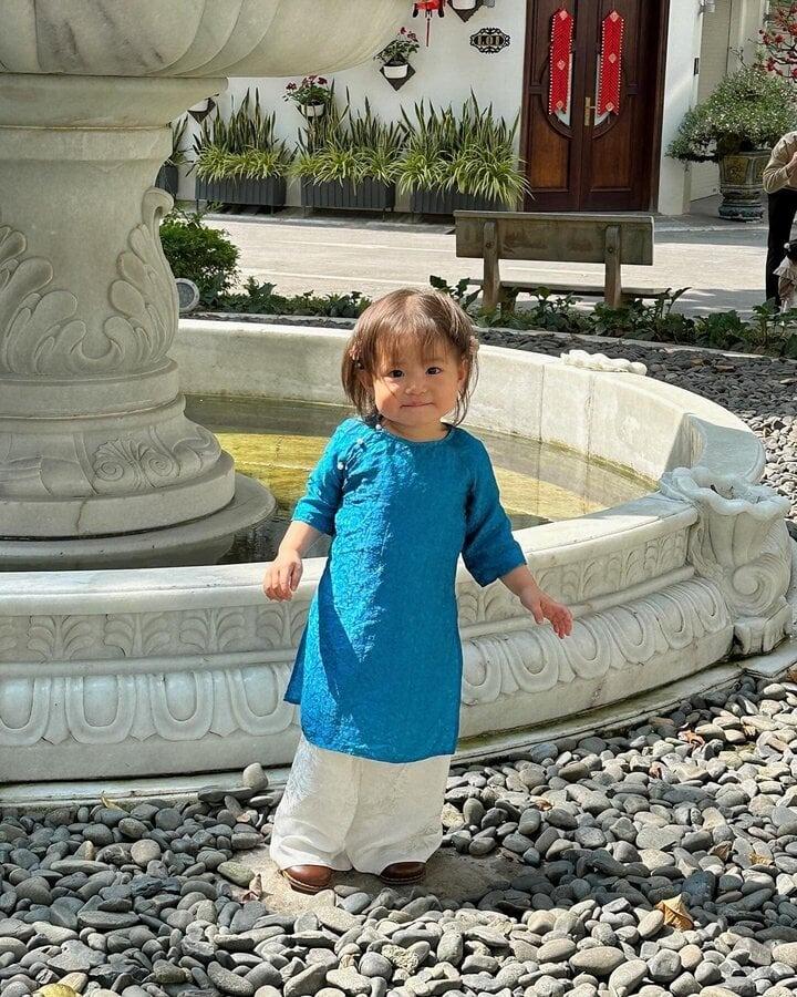Bé Pam hot nhất mạng xã hội dịp Tết, mỗi ngày một bộ áo dài-10