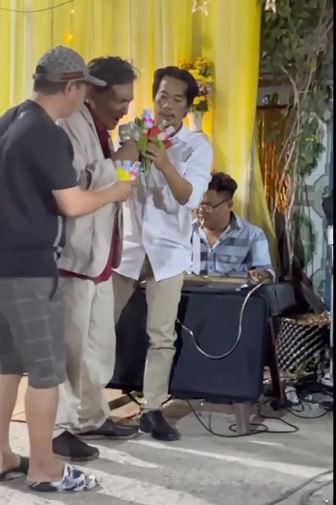 Thương Tín gây thương cảm khi hát đám tiệc mưu sinh-2