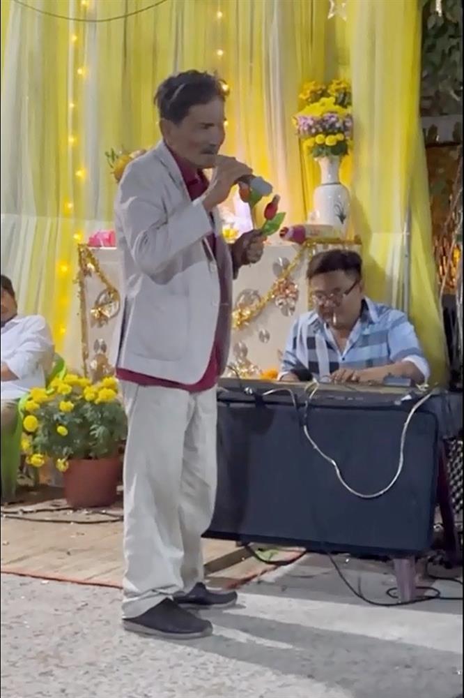 Thương Tín gây thương cảm khi hát đám tiệc mưu sinh-1