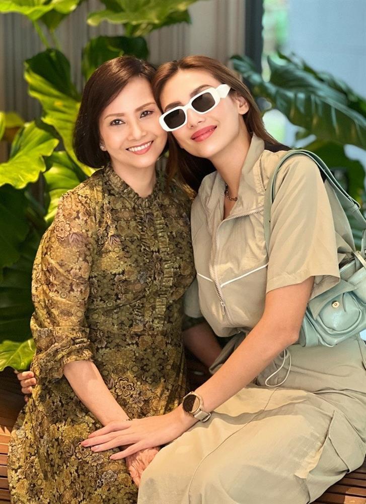 Sắc vóc trẻ trung đến ngỡ ngàng của mẹ ruột khiến Võ Hoàng Yến phải than thở chạy theo không kịp-1