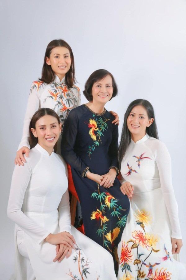 Sắc vóc trẻ trung đến ngỡ ngàng của mẹ ruột khiến Võ Hoàng Yến phải than thở chạy theo không kịp-3