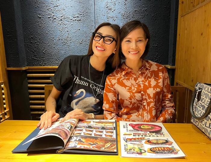 Sắc vóc trẻ trung đến ngỡ ngàng của mẹ ruột khiến Võ Hoàng Yến phải than thở chạy theo không kịp-5