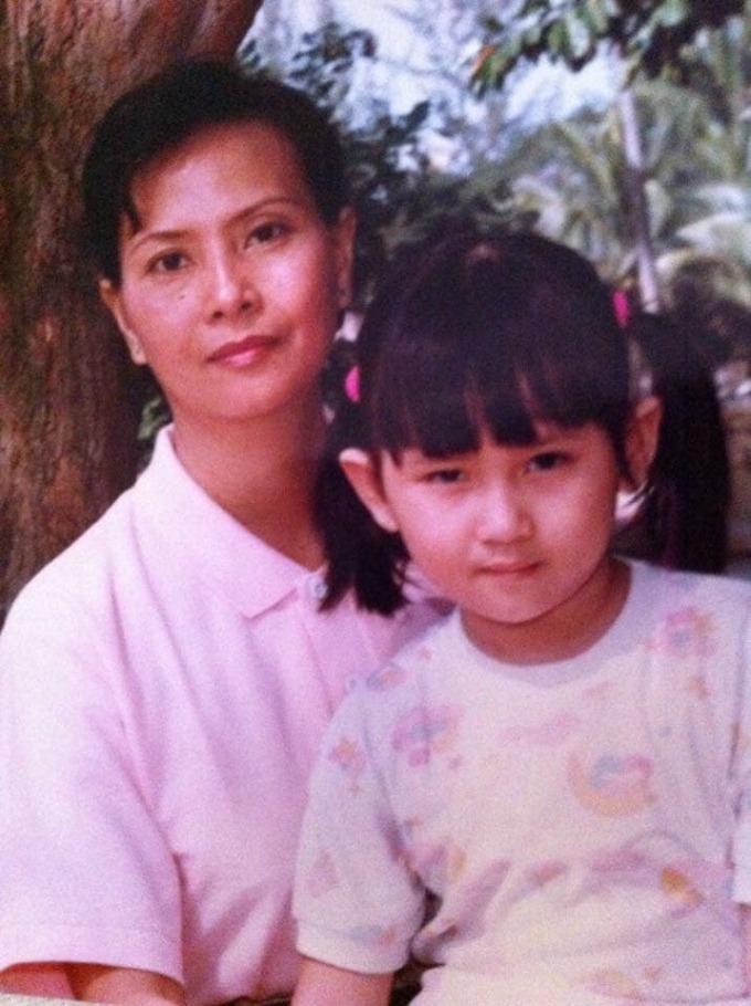 Sắc vóc trẻ trung đến ngỡ ngàng của mẹ ruột khiến Võ Hoàng Yến phải than thở chạy theo không kịp-7