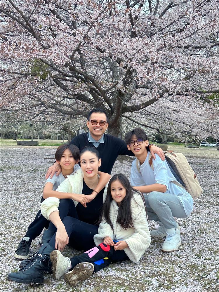 2 hoa hậu tuổi Rồng: Xinh đẹp, giàu có hạnh phúc bên chồng viên mãn-10