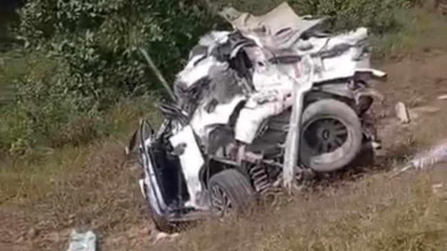 Hé lộ nguyên nhân vụ ô tô con va chạm container khiến 3 người thương vong-1