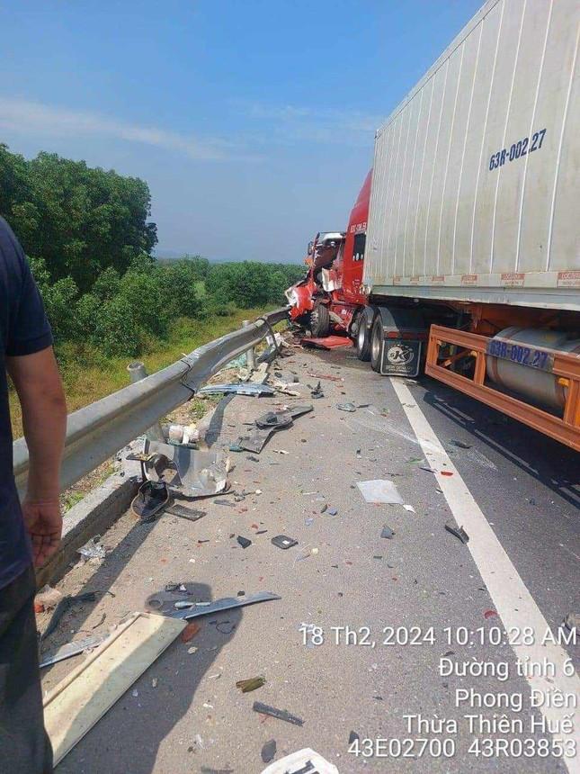 Hé lộ nguyên nhân vụ ô tô con va chạm container khiến 3 người thương vong-2