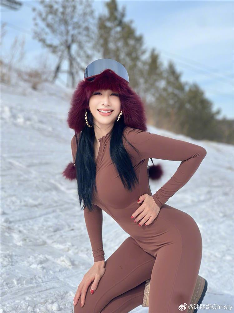 Bom gợi cảm gốc Việt Chung Lệ Đề U60 ăn kiêng để có body đẹp đầy đặn, khỏe khoắn-2