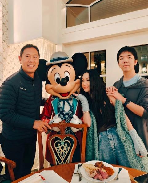 Vợ chồng Đát Kỷ Ôn Bích Hà vẫn mặn nồng sau 24 năm cưới, tiết lộ lý do tặng đồng hồ xa xỉ cho vợ-5