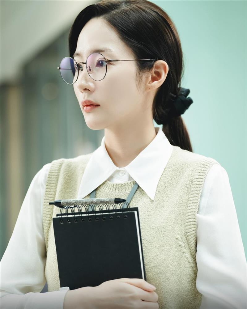 Dường như đến chiếc scrunchies cũng thể hiện được sự thay đổi của phú bà Park Min Young-1