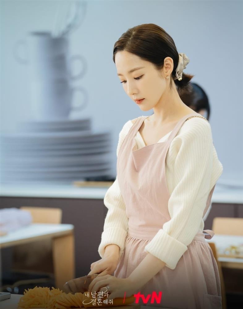 Dường như đến chiếc scrunchies cũng thể hiện được sự thay đổi của phú bà Park Min Young-2