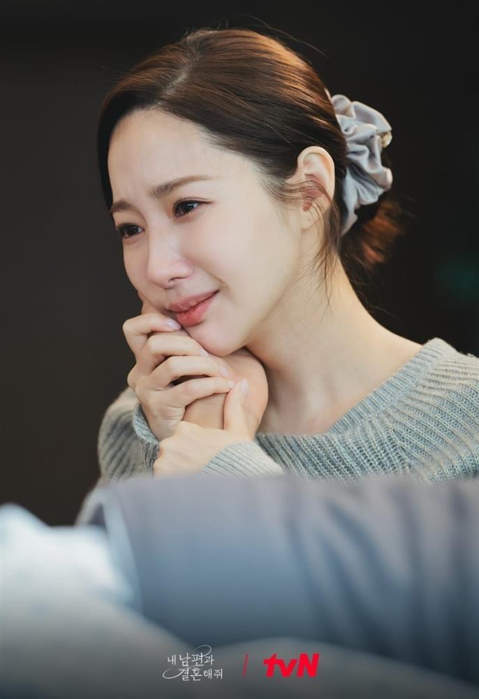 Dường như đến chiếc scrunchies cũng thể hiện được sự thay đổi của phú bà Park Min Young-4