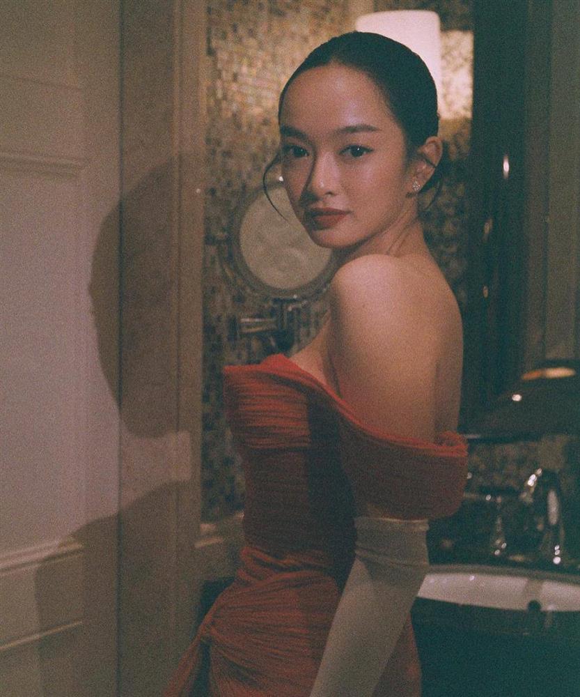 Kaity Nguyễn mê váy ôm, áo ống khoe body đẹp như tranh-1