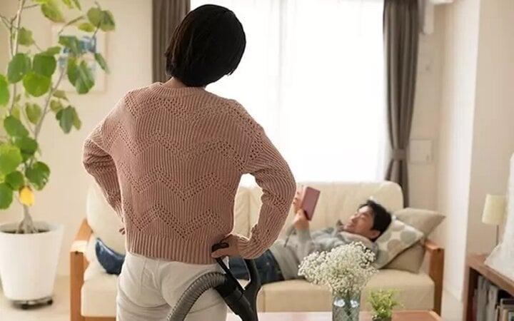 Chồng quá lười, mẹ chồng khuyên ly hôn nhưng tôi tiếc vì anh chưa ngoại tình-1