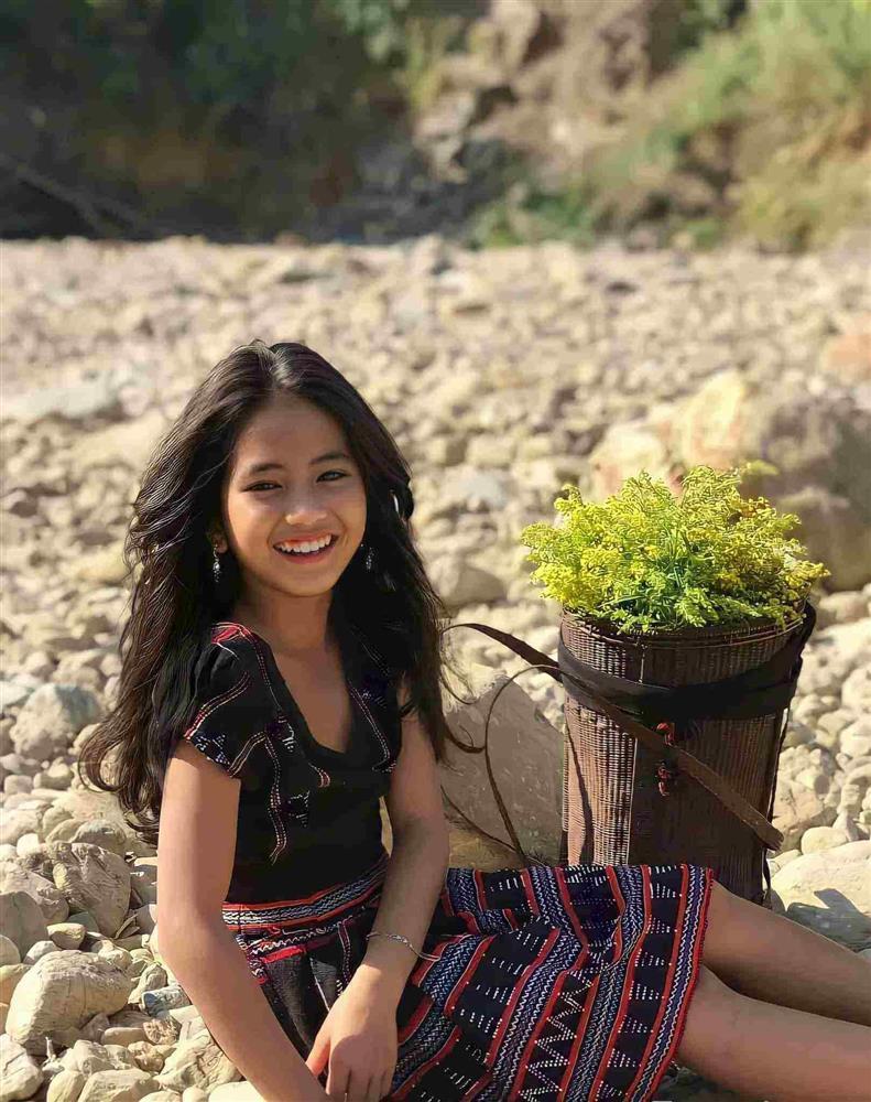 Vẻ đẹp độc đáo khi làm người mẫu của bé gái Pa Cô xưa gánh củi kiếm sống-1