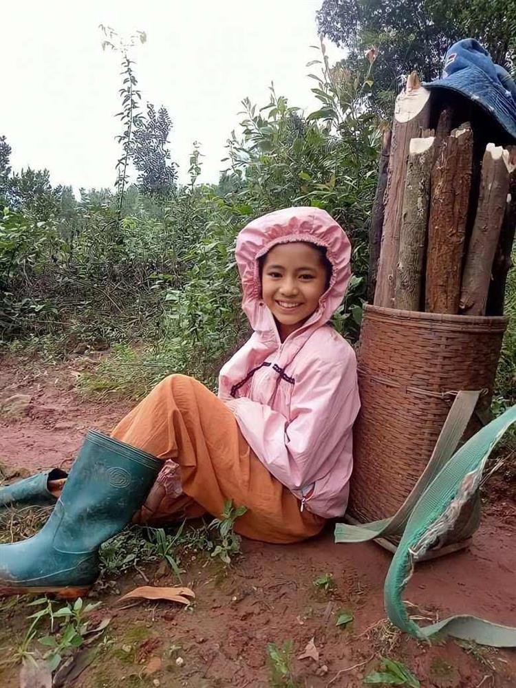 Vẻ đẹp độc đáo khi làm người mẫu của bé gái Pa Cô xưa gánh củi kiếm sống-2