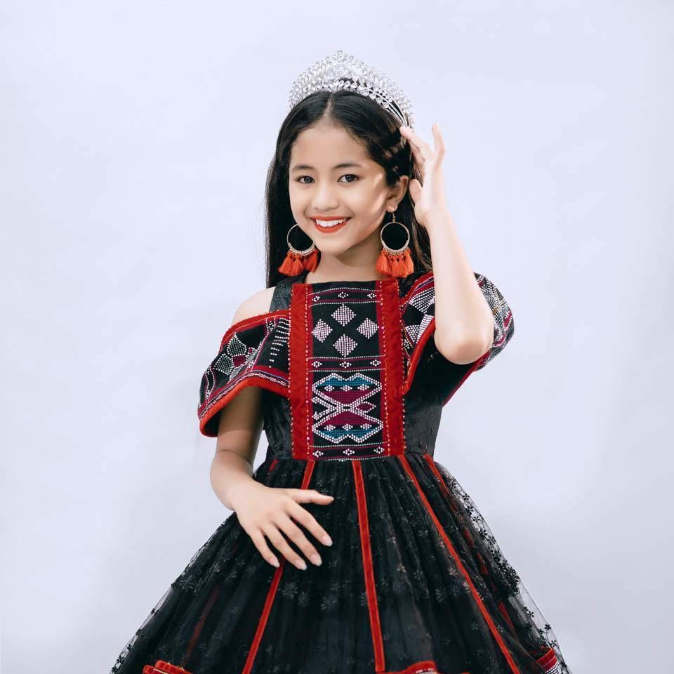 Vẻ đẹp độc đáo khi làm người mẫu của bé gái Pa Cô xưa gánh củi kiếm sống-6