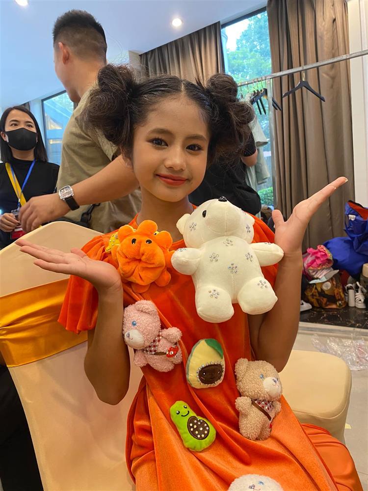 Vẻ đẹp độc đáo khi làm người mẫu của bé gái Pa Cô xưa gánh củi kiếm sống-7