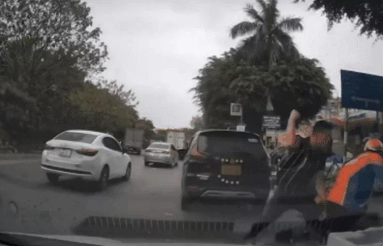 Tài xế ô tô đấm túi bụi nhân viên giao hàng trên phố Hà Nội-1