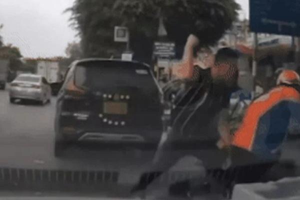 Công an vào cuộc vụ tài xế ô tô đấm túi bụi nhân viên giao hàng ở Hà Nội-2