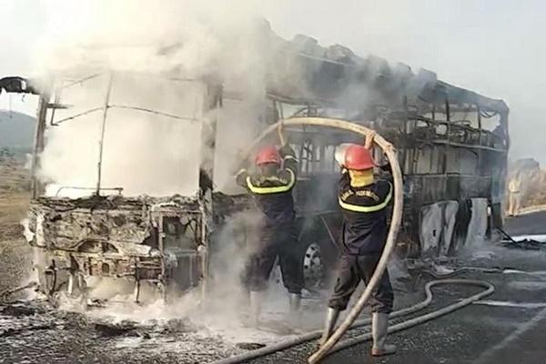 Ô tô tông loạt xe máy đang dừng đèn đỏ ở Huế-2