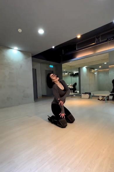 Nữ MC làm mẹ 3 con, U50 vẫn đổ mồ hôi mỗi ngày để giữ dáng nóng bỏng-4