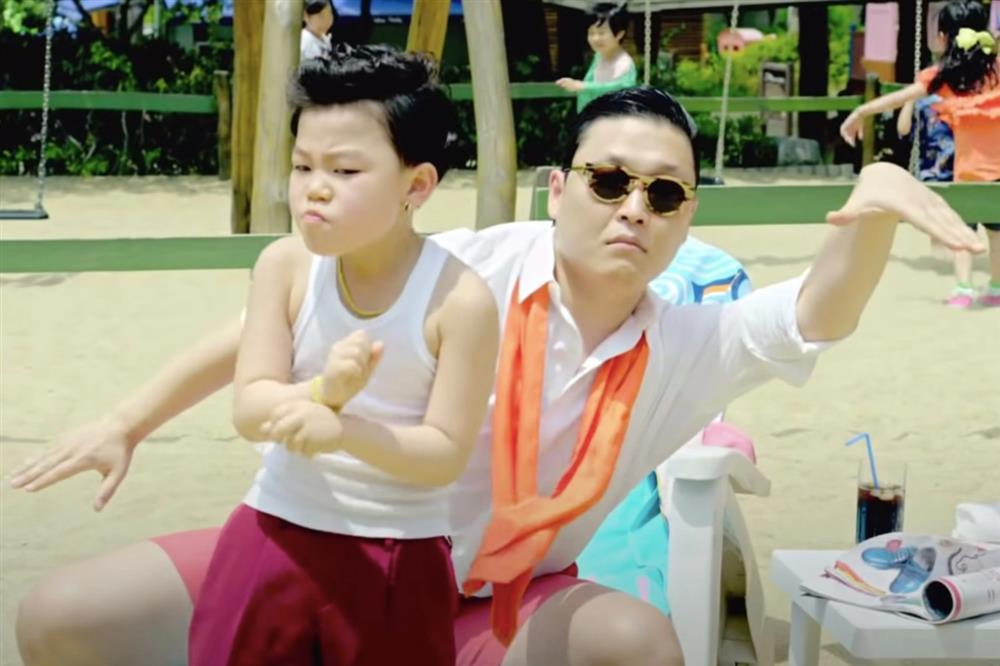 12 năm sau siêu hit Gangnam Style, cậu bé gốc Việt trong MV giờ ra sao?-1