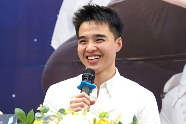 Dính nghi vấn xúc phạm, hạ thấp phụ nữ trong cuốn sách đầu tay, Tun Phạm nói gì?-3