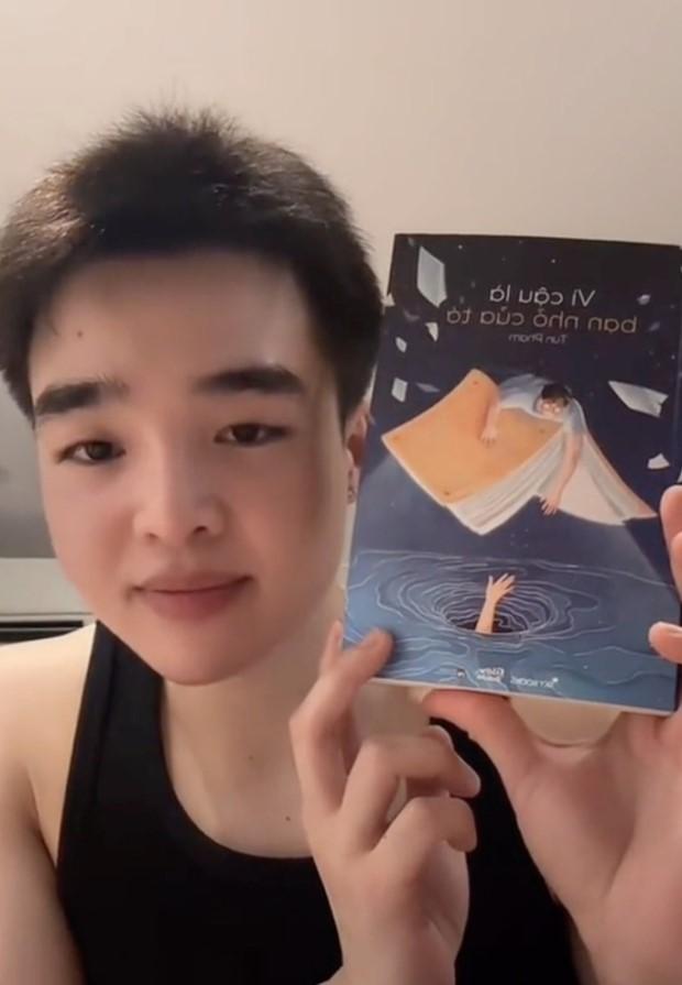 Dính nghi vấn xúc phạm, hạ thấp phụ nữ trong cuốn sách đầu tay, Tun Phạm nói gì?-1