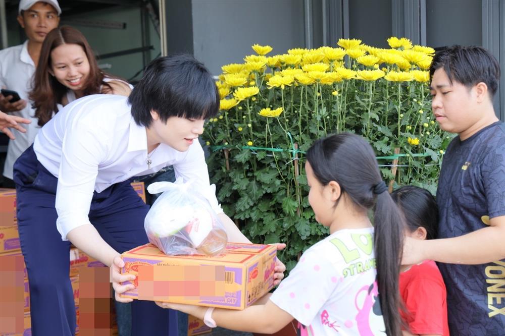 12 năm sau siêu hit Gangnam Style, cậu bé gốc Việt trong MV giờ ra sao?-4