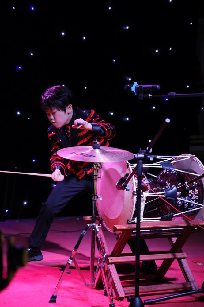 12 năm sau siêu hit Gangnam Style, cậu bé gốc Việt trong MV giờ ra sao?-2