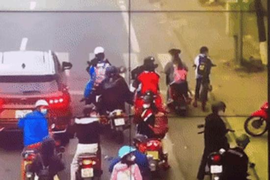 Ô tô tông loạt xe máy đang dừng đèn đỏ ở Huế