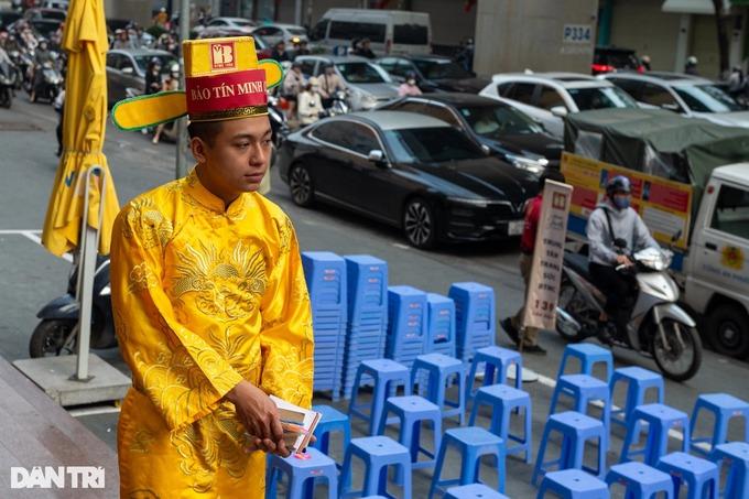 Chưa 7h, tiệm vàng đã hết khách chờ, Thần Tài hết việc-1