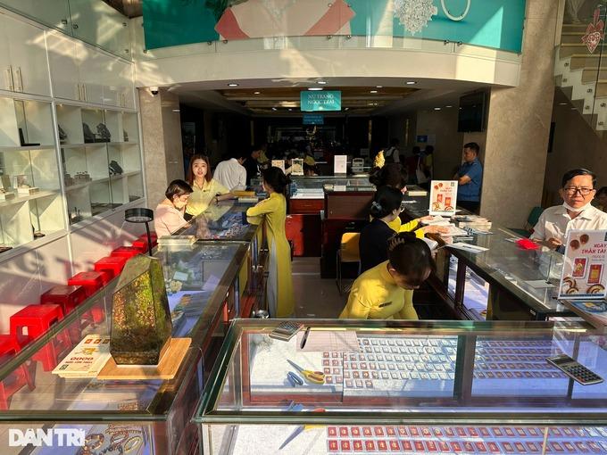 Chưa 7h, tiệm vàng đã hết khách chờ, Thần Tài hết việc-2