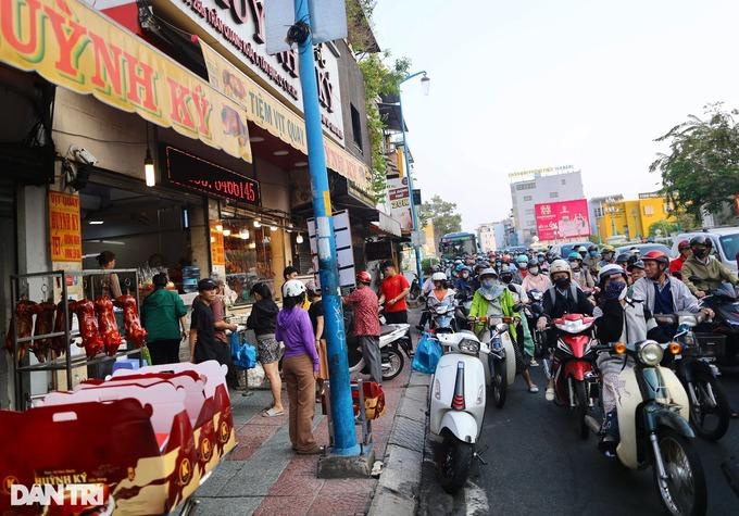 Chưa 7h, tiệm vàng đã hết khách chờ, Thần Tài hết việc-6