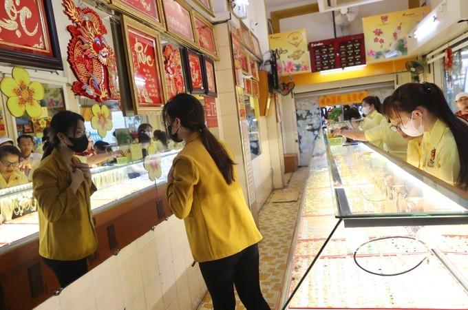 Chưa 7h, tiệm vàng đã hết khách chờ, Thần Tài hết việc-7