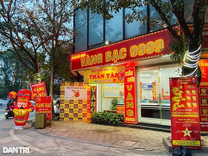 Chưa 7h, tiệm vàng đã hết khách chờ, Thần Tài hết việc-10