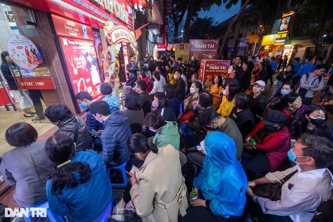 Chưa 7h, tiệm vàng đã hết khách chờ, Thần Tài hết việc-12