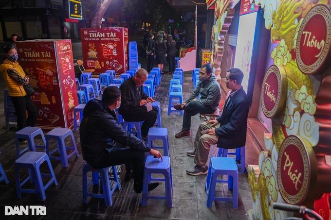 Chưa 7h, tiệm vàng đã hết khách chờ, Thần Tài hết việc-21