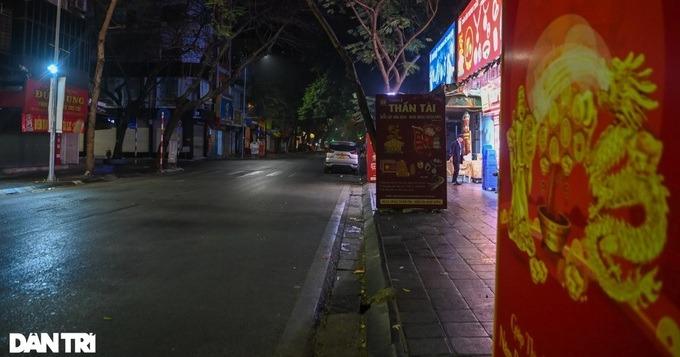 Chưa 7h, tiệm vàng đã hết khách chờ, Thần Tài hết việc-23